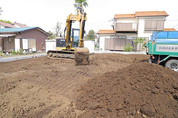 土地の形が極端に長細かったり、狭小地、あるいは道路との高低差がある傾斜地だった場合、後々売ろうとしても買い手がつかない場合もあります。後々、売却することになった時に価値の下がらない土地を選びましょう。