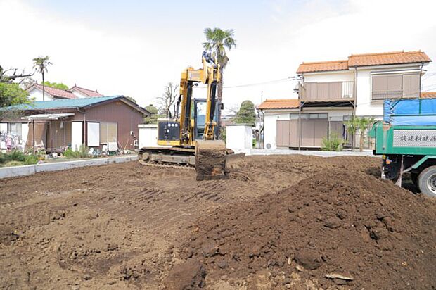 土地の面積＝住宅面積ではありません。建ぺい率の問題などで、土地のある場所によって住宅を建てられる面積は限られています。高さもしかり、「土地」という言葉の中には、建築条件も含まれると考えておきましょう。