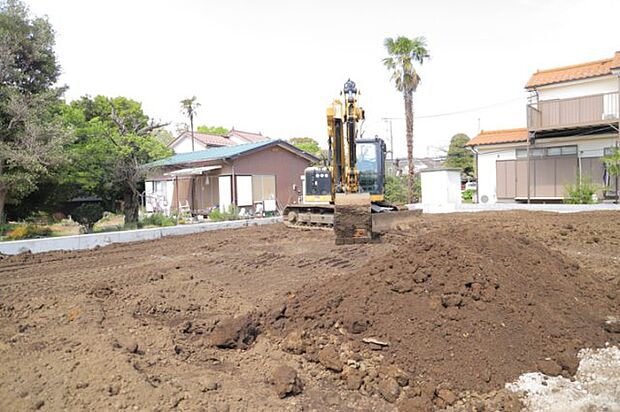 土地の前の道路に消火栓が設置されていることがあります。この場合、道路交通法第45条第1項により、駐車禁止の場所が指定されています。そのため、車庫などの駐車スペースをつくることができない場合があります。