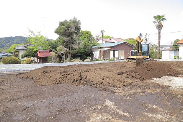 土地を買う際、住む地域の自治体や福祉の補助制度にも注目してみましょう。子供や老人の医療補助やゴミ出しのルールなど、自治体によってルールに大きな違いがあるため、暮らしやすい土地で判断するとよいでしょう。