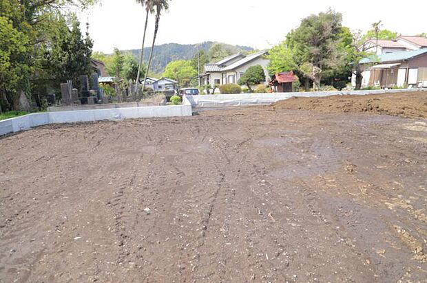 土地の形が極端に長細かったり、狭小地、あるいは道路との高低差がある傾斜地だった場合、後々売ろうとしても買い手がつかない場合もあります。後々、売却することになった時に価値の下がらない土地を選びましょう。