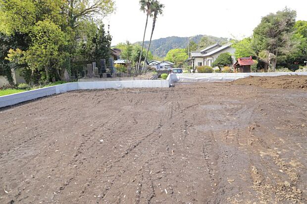 土地を買う際、住む地域の自治体や福祉の補助制度にも注目してみましょう。子供や老人の医療補助やゴミ出しのルールなど、自治体によってルールに大きな違いがあるため、暮らしやすい土地で判断するとよいでしょう。