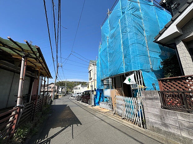 住宅用の土地では前面道路に2m以上接していなければならないと法律で定められています。しかし、お持ちの車のサイズやライフスタイルなどにより、2mでは利便が悪い場合もございますので、事前に確認しましょう。