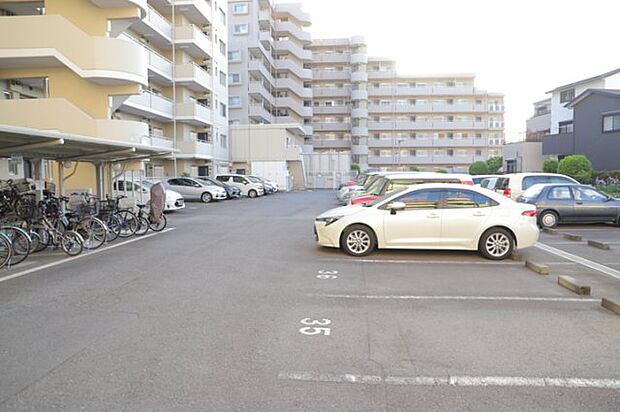 車一台あたりに必要なスペースは、標準サイズの普通自動車で横幅2m50cm、長さ5mは必要になります。ただし、乗降のことも考慮して横幅3m30cm、長さ5m50cmほどは確保できるところを選びましょう。