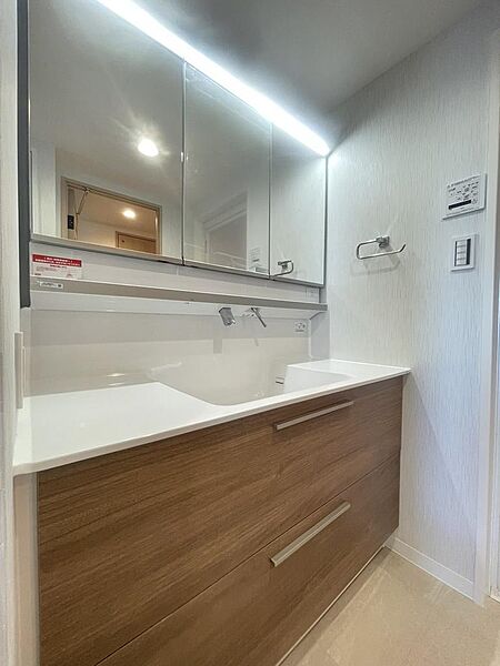 お手入れしやすいシャワーヘッド付き水栓手をかざすと照明が点灯します