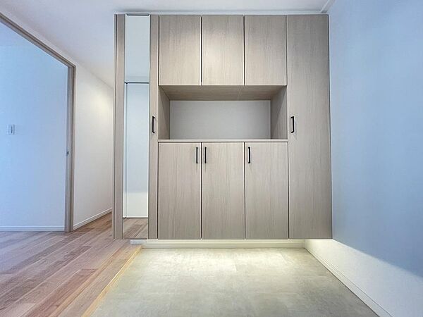 収納豊富な玄関収納お出かけ前に便利な姿見付き