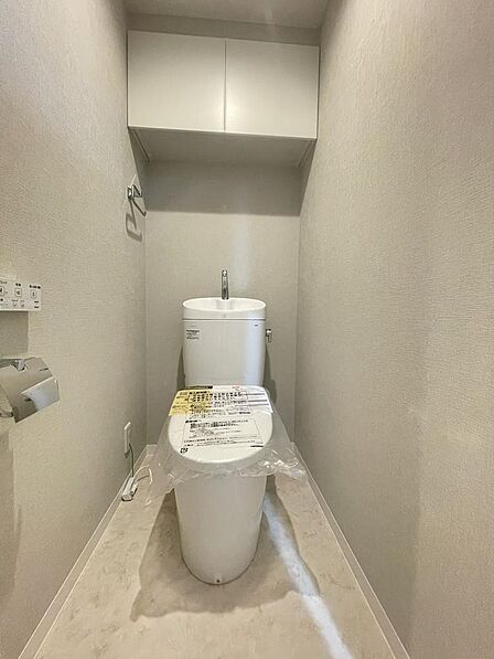 掃除用品や消耗品などの収納に便利な吊戸棚を新規取付
