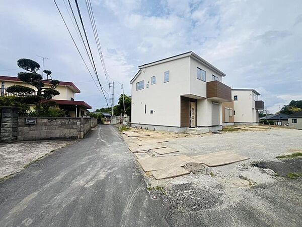 ライトカラーを基調に高級感ある落ち着いた雰囲気の外観です