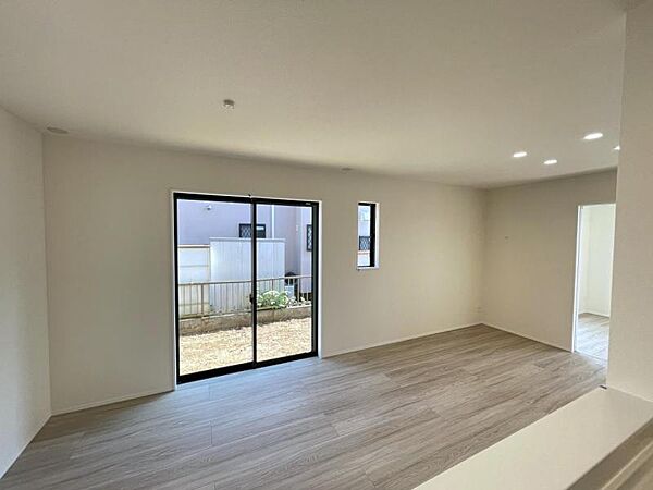 大きな窓のあるリビングは、陽光あふれる明るい空間です