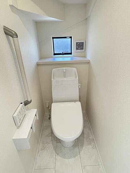 冬でも便座が暖かく清潔にお使いいただける温水洗浄便座です