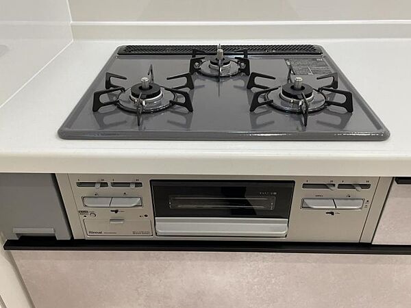 三口コンロなので一気に三品料理が作れます！効率の良い作業で家事楽々！