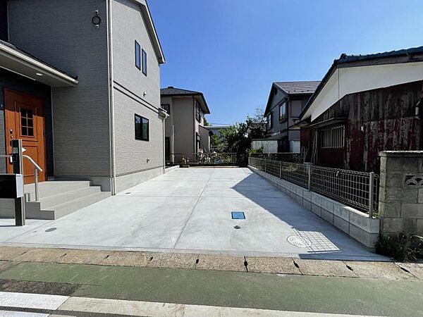 セカンドカーにも来客時にも便利な駐車場4台可です