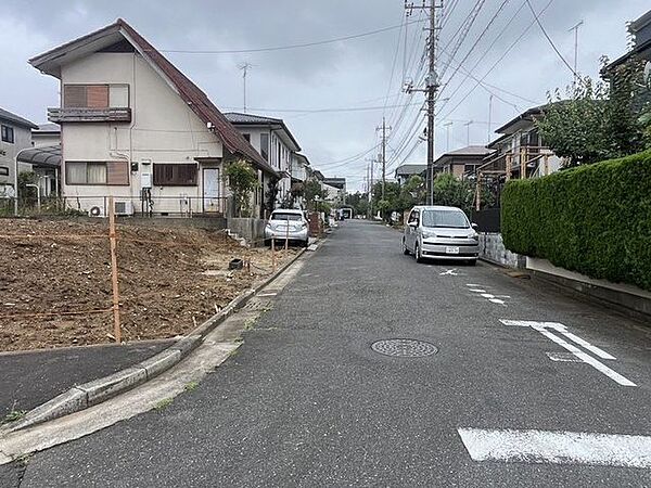前面道路は9ｍ×5.9ｍとお車の出し入れもスムーズ