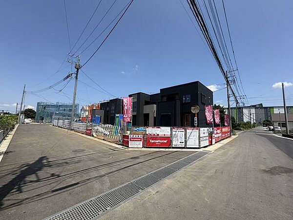 前面道路は車通りの少ない道路です。プライベートがしっかりと保たれる環境は、閑静な住宅街ならでは