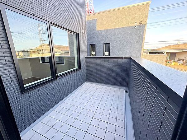 陽当りの良いバルコニーは洗濯物も早く乾きそうですね