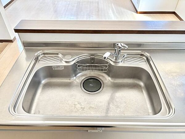 お鍋やフライパンも洗いやすいワイドなキッチンシンクです