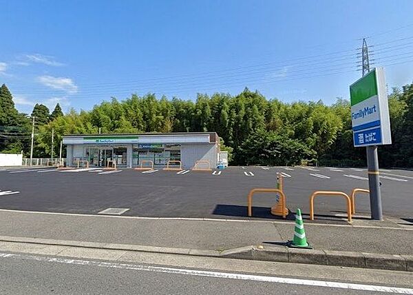 ファミリーマート成田上福田店 徒歩22分。 1690m