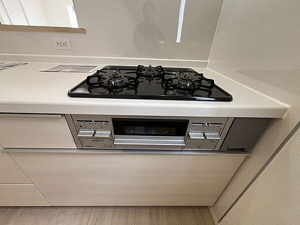 三口コンロなので一気に三品料理が作れます！効率の良い作業で家事楽々！