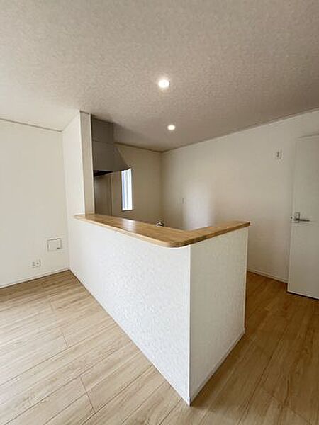 顔を合わせながら調理できるカウンタータイプのキッチンは開放的な雰囲気を創ります