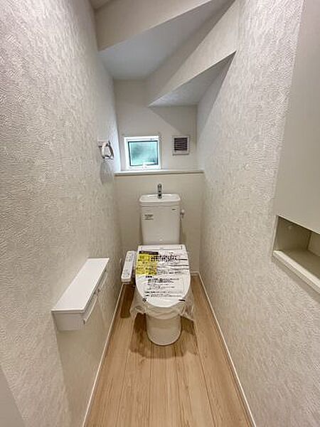 冬でも便座が暖かく清潔にお使いいただける温水洗浄便座です