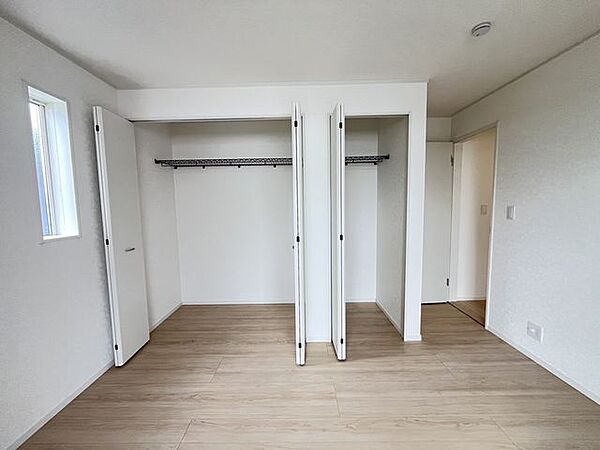 収納付きでお片付けも楽になりますね