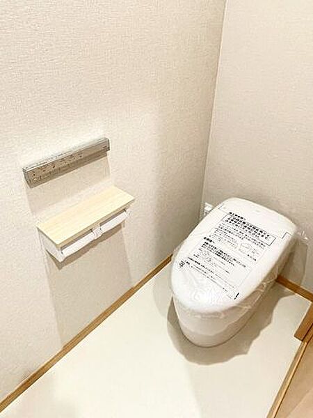 冬でも便座が暖かく清潔にお使いいただける温水洗浄便座ですタンクレスのトイレです。
