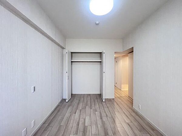 白を基調とした清潔感のある洋室はインテリアも合わせやすく自分好みのお部屋に
