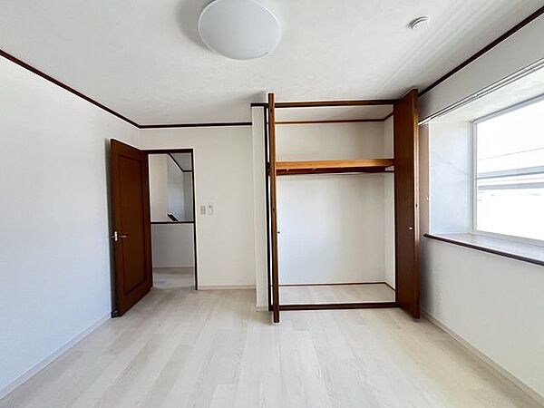 明るく、風通しの良い洋室は快適に過ごせます