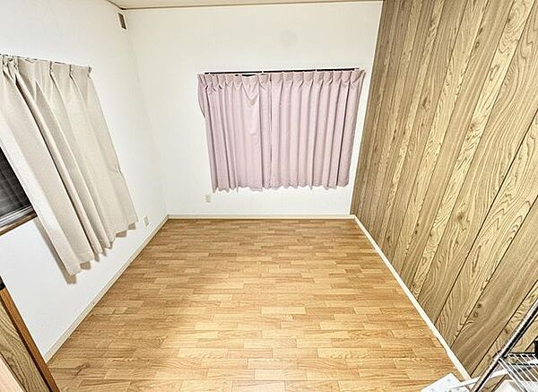 明るく、風通しの良い洋室は快適に過ごせます
