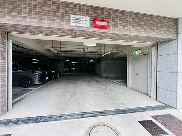 駐車場入り口、広い道幅で運転も安心