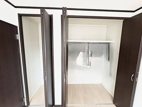 大きなクローゼットは嵩張る衣類もスッキリ収納できます