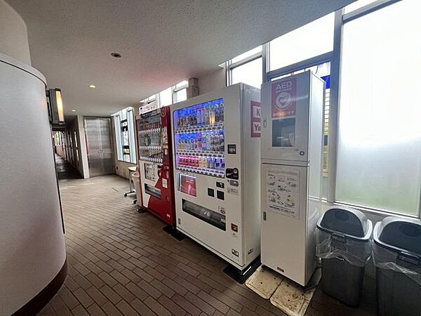 自動販売機も完備の共有スペースです
