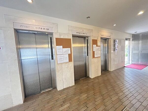 重い荷物も楽に運べるエレベーター
