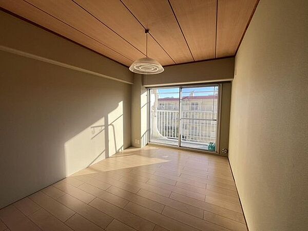 バルコニーに面する掃き出し窓から優しい光が差し込みます