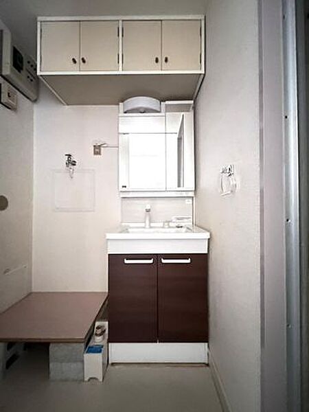 収納力と機能性に優れたお手入れラクラクのゆったりとした洗面台