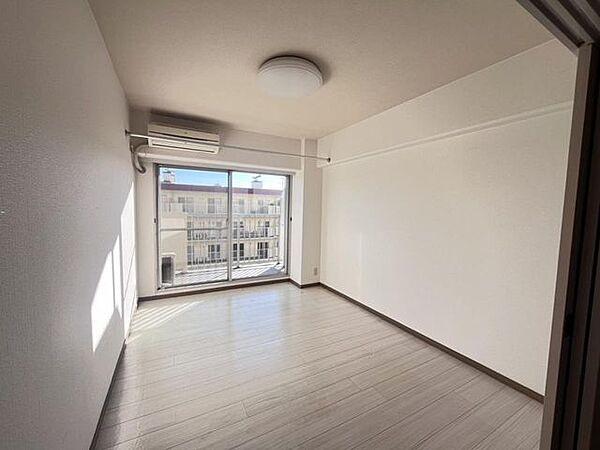 穏やかな光が差し込む室内には、穏やかな時間が流れます
