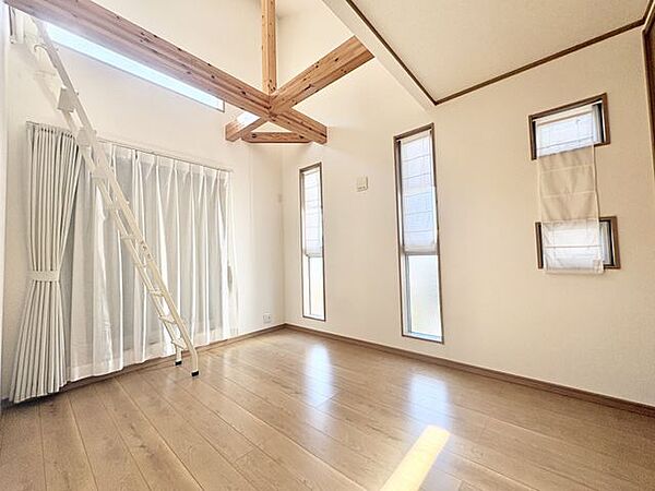 白を基調とした清潔感のある洋室はインテリアも合わせやすく自分好みのお部屋に