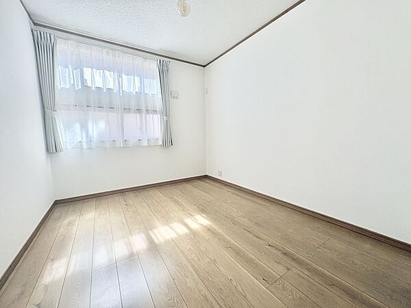 穏やかな光が差し込む室内には、穏やかな時間が流れます