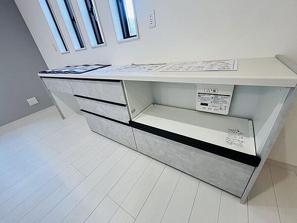 たっぷり収納できるカップボード付き対面キッチン