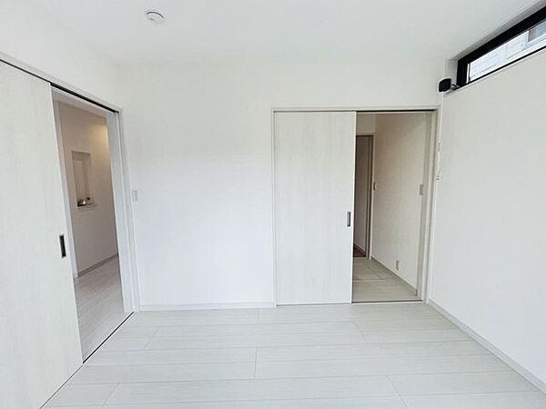 白を基調とした清潔感のある洋室はインテリアも合わせやすく自分好みのお部屋に