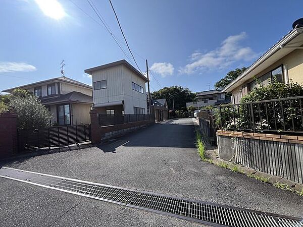 前面道路は車通りの少ない道路です。プライベートがしっかりと保たれる環境は、閑静な住宅街ならでは