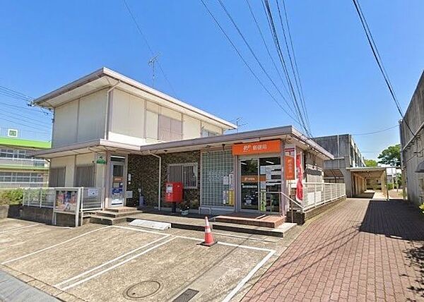 成田加良部郵便局 徒歩6分。 430m
