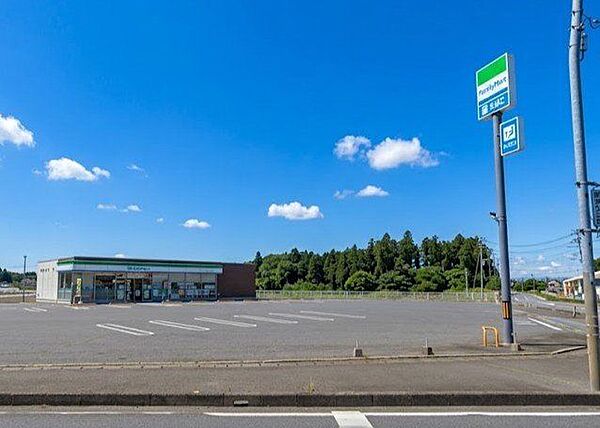 ファミリーマート富里七栄南店 徒歩3分。 190m