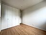 子供部屋：大きなクローゼットは嵩張る衣類もスッキリ収納できます
