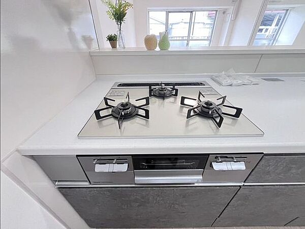三口コンロなので一気に三品料理が作れます！効率の良い作業で家事楽々！
