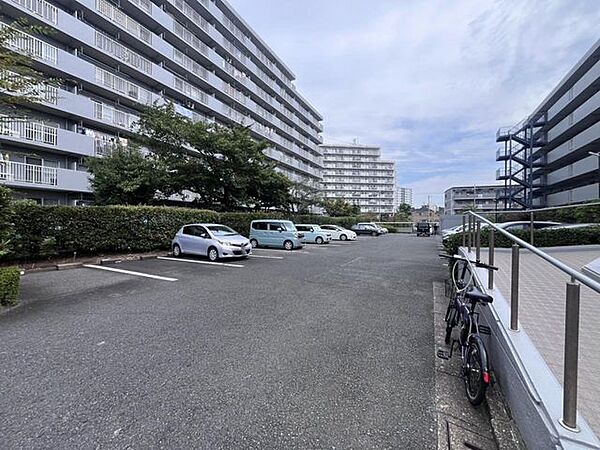 車庫入れも運転も安心な広々駐車場