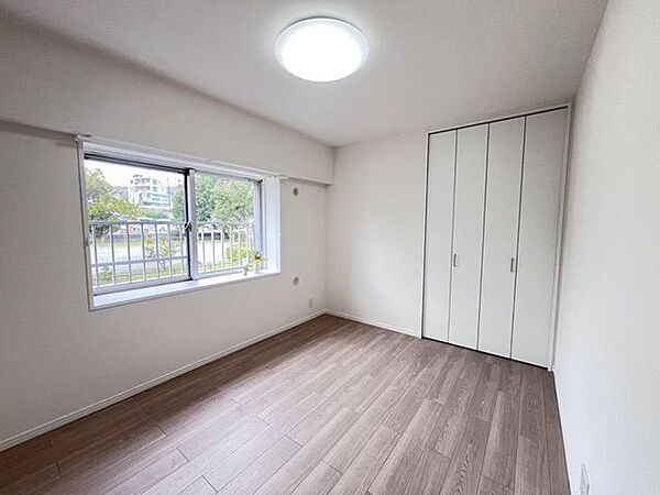穏やかな光が差し込む室内には、穏やかな時間が流れます