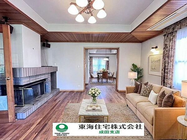 【CGイメージで家具を配置しております】暖炉のある本格輸入住宅！敷地面積70坪超！ビルトインカーポート付き