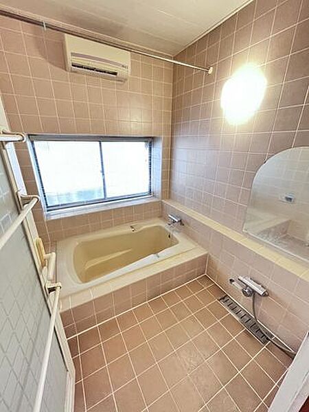 窓付きのバスルームは、採光もあり明るく気持ちの良い空間。換気環境もよくお掃除が楽に