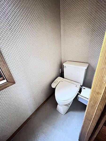 冬でも便座が暖かく清潔にお使いいただける温水洗浄便座です